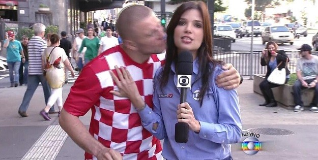 Simonato é beijada por torcedor croata em link ao vivo