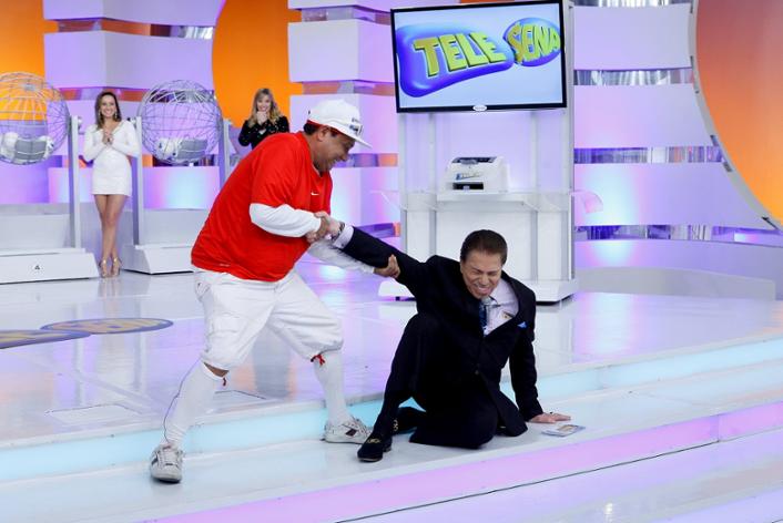 Silvio Santos sofreu ferimentos com tombo no palco da “Telesena”