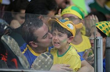 (MURAL DA VERGONHA) Até o Pai que consola o filho está chorando