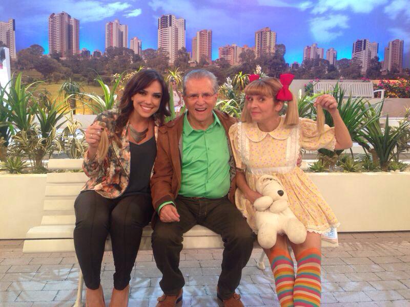 Juliana Franceshi, Carlos Alberto de Nóbrega e Nina no banco da Praça (Foto: Divulgação / SBT)