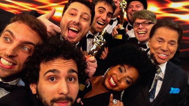 (Todo o elenco do programa com o Rei Silvio Santos no “Troféu Imprensa”).