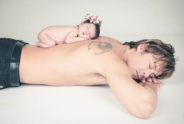 Theo posou para um ensaio com Angelina (Foto: Beco Lemon)