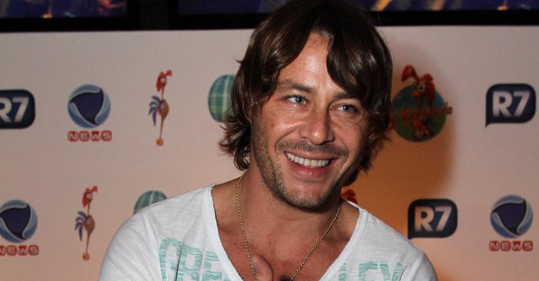 Theo Becker dá aviso aos atores da Globo: “Jamais aceitem ir para a Record”