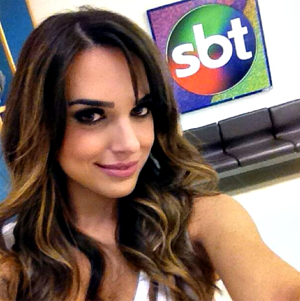 Juliana Franceschi grava externa para o “Domingo Legal”