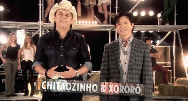 Os apresentadores desta temporada, Chitãozinho e Xororó (Foto: Reprodução)