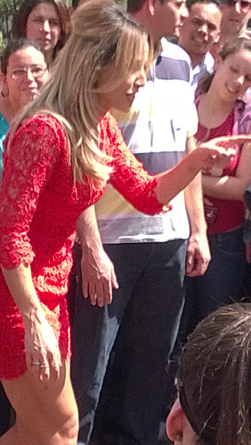 A aprentadora brincando com os curiosos que paravam para ver a gravação