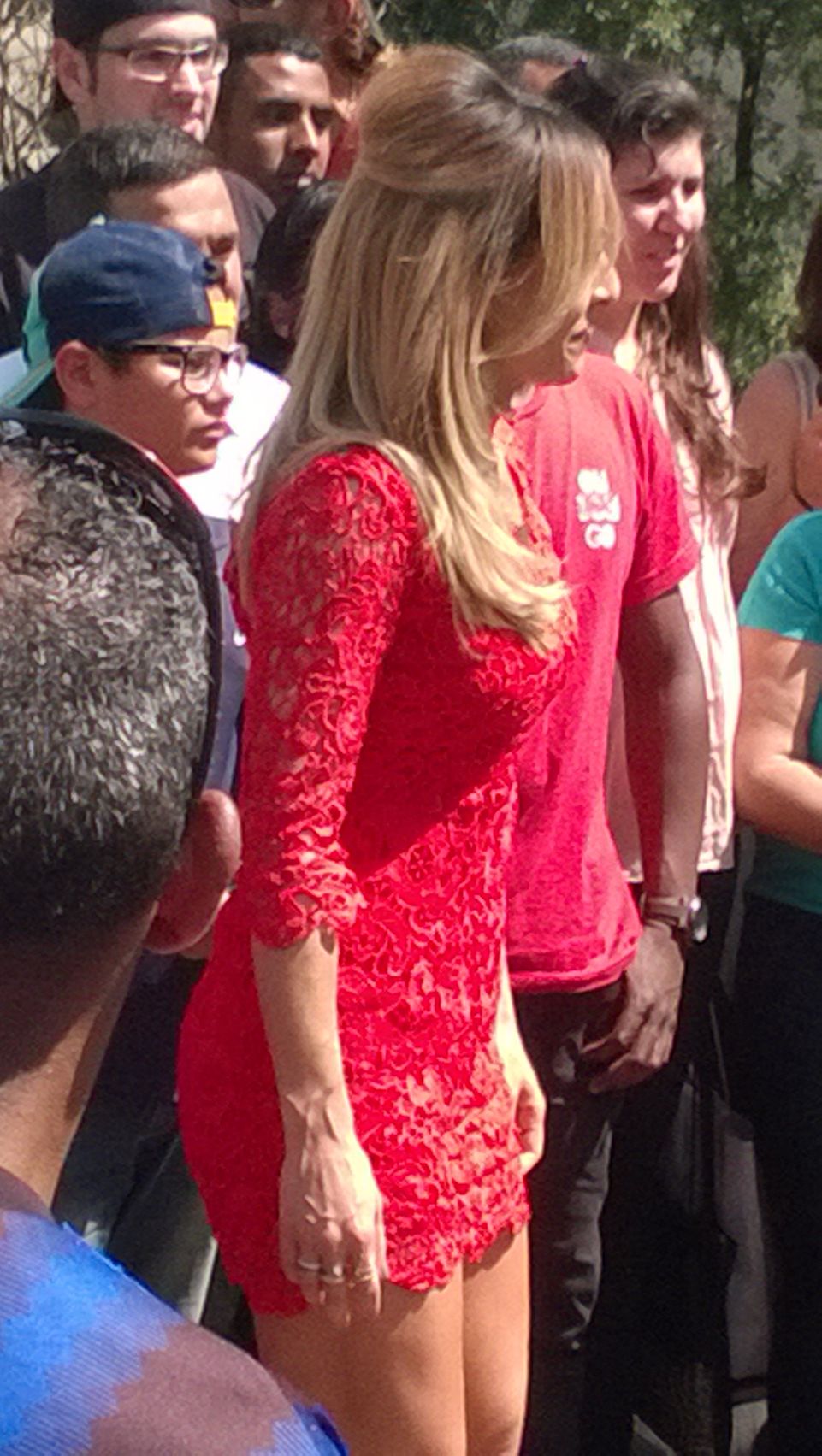 Sabrina usava um vestido vermelho bem curto e nada discreto
