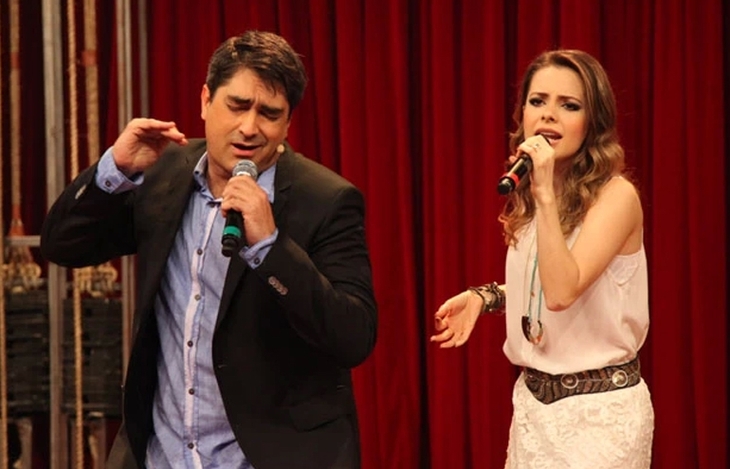 Sandy canta com Zeca durante momento do programa.