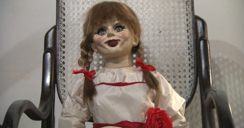 Silvio Santos usa boneca original do filme “Annabelle”