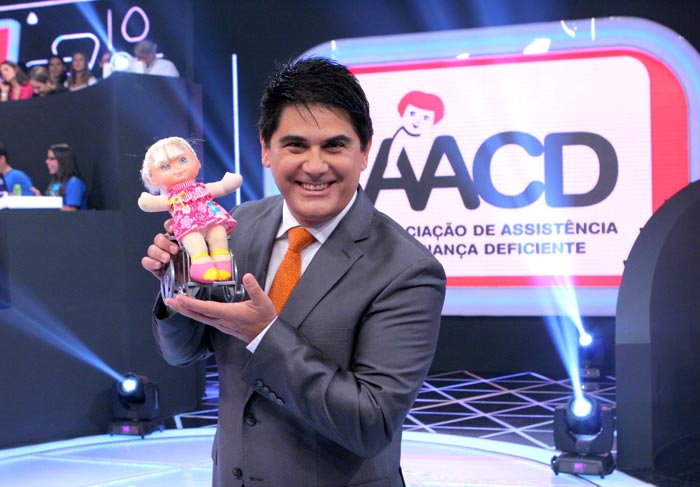 César Filho se emociona ao se despedir do SBT no palco do Teleton