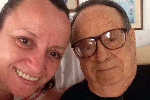Intérprete de Chaves posta foto onde respira com ajuda de aparelhos