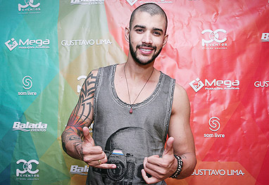 Gusttavo Lima radicaliza e raspa a cabeça