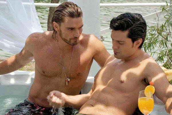SBT corta cenas e transforma casal gay de novela mexicana em casal hétero