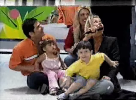 Cesar Filho com sua esposa Elaine Mickely e seus dois filhos no programa do amigo Faustão, em 2002, durante homenagem para Xuxa