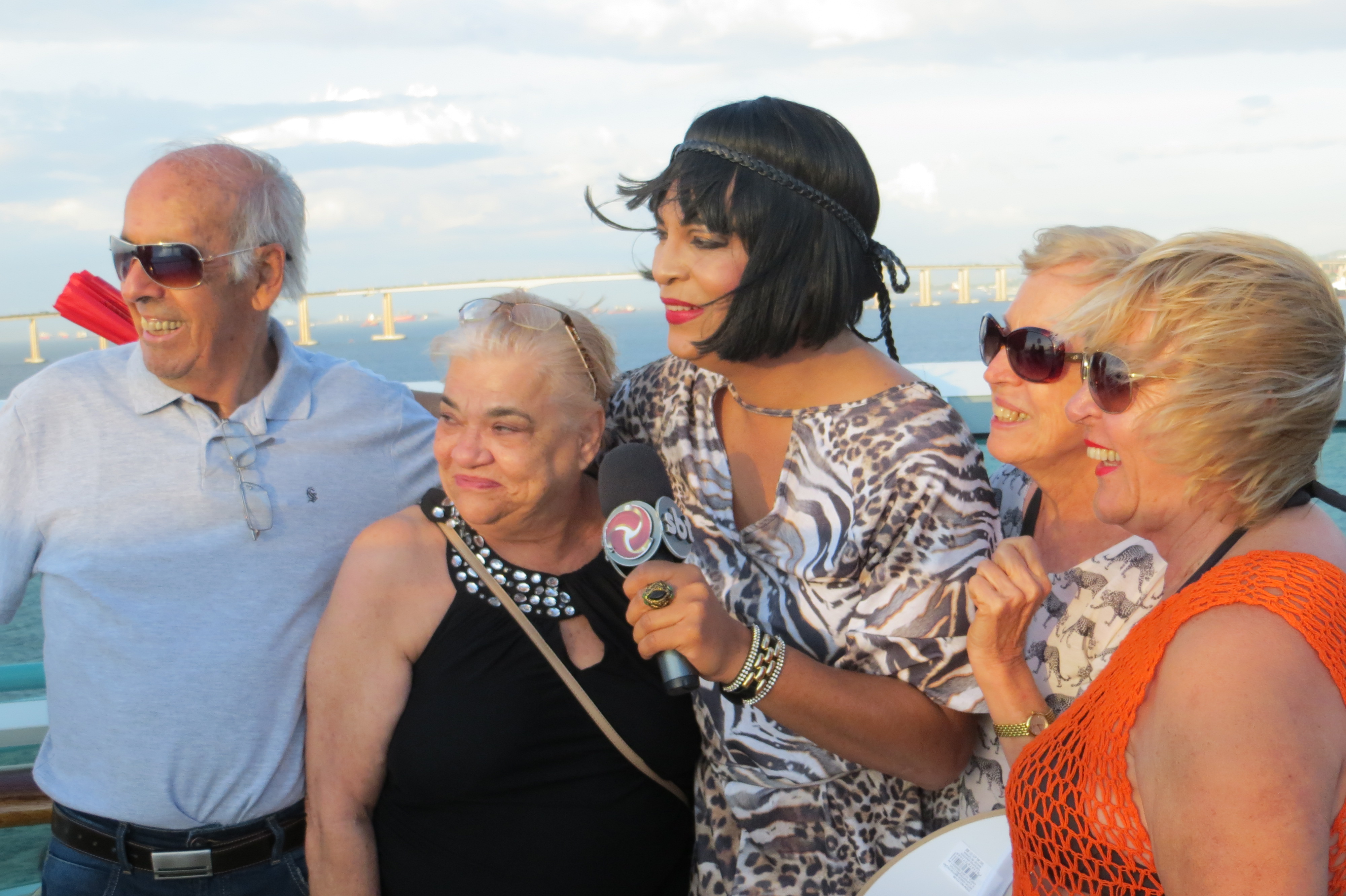 Kayete, a repórter drag queen, entrevista turistas