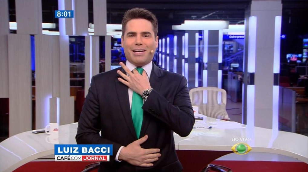 O "Menino de Ouro" inicia o "Café com Jornal - Edição Brasil" brincando com seus telespectadores