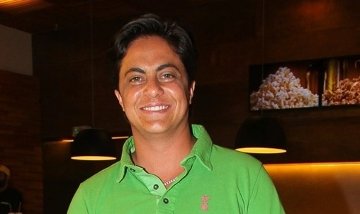 Após retirar os seios, Thammy Miranda posta foto sem camisa