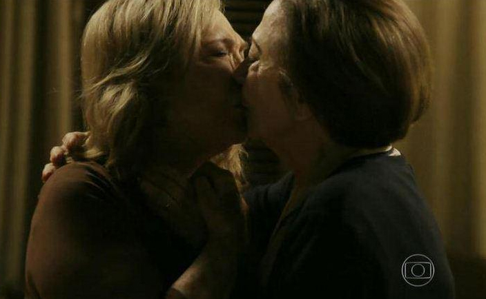 Teresa (Fernanda Montenegro) e Estela (Nathalia Timberg) se beijam no primeiro capítulo de "Babilônia".