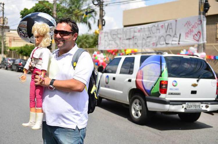 Repórter da Globo é suspenso por tietar Xuxa na porta da Record