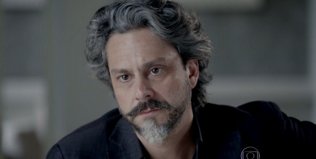 Após fim de “Império”, Alexandre Nero publica foto deitado em caixão