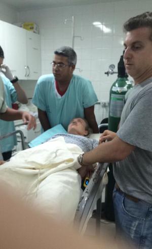 Após acidente de avião, foto de Angélica com rosto machucado em maca de hospital vaza na internet. (Reprodução/Twitter)