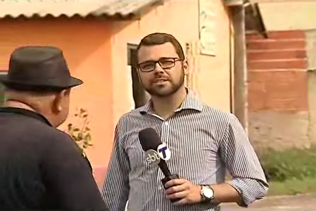 Jornalista do SBT se irrita com entrevistado durante reportagem