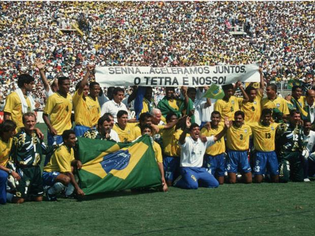 (Homenagem da seleção brasileira campeã do mundo em 1994 para Ayrton Senna)