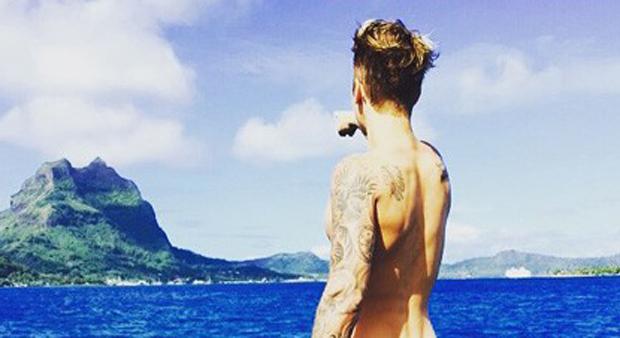 Justin Bieber posta foto nu e gera polêmica