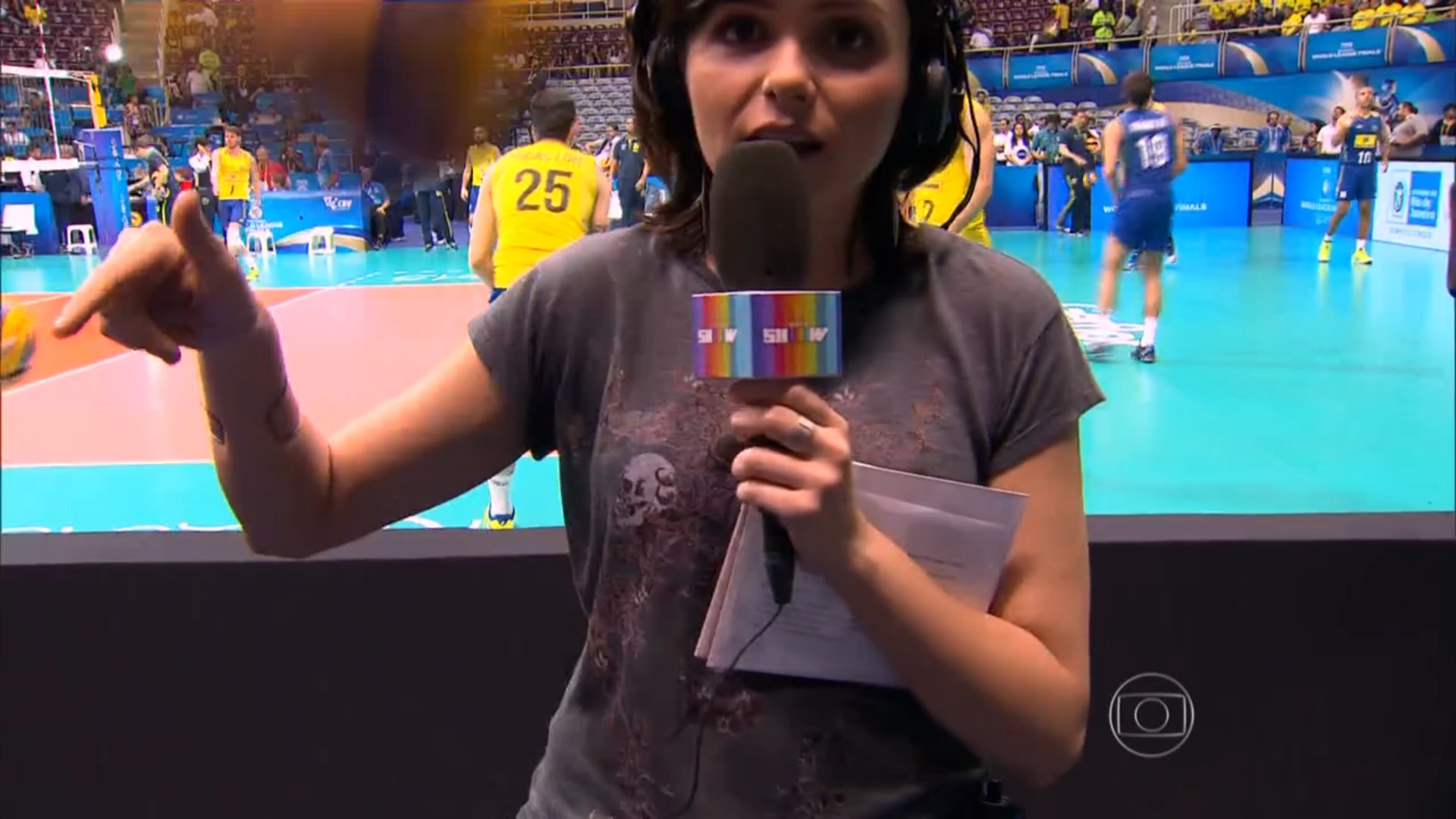 Monica Iozzi quase leva bolada na cabeça, ao vivo