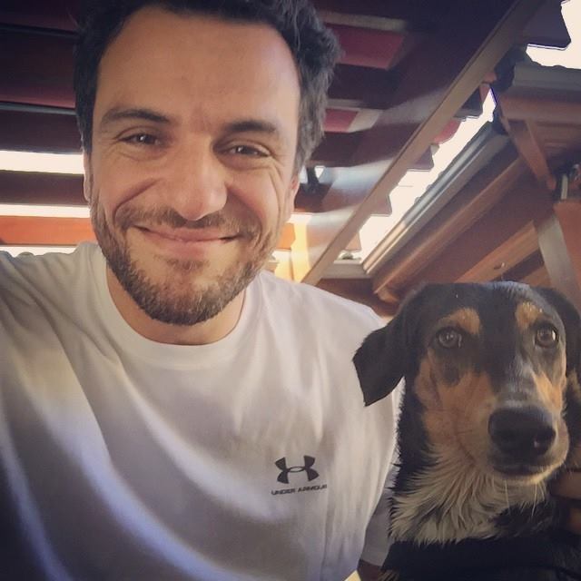 Rodrigo Lombardi desagrada fãs e faz cara de nojo para tirar foto, diz site