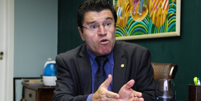 Deputado diz que Globo, SBT e Band “violentam religião e família”