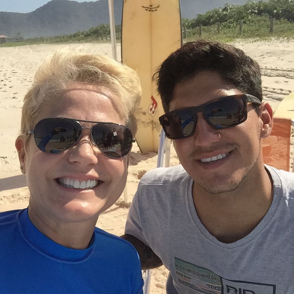 Após Neymar, Xuxa grava com Gabriel Medina