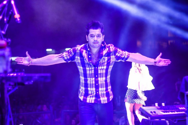 Sertanejo xinga fã durante show e causa polêmica