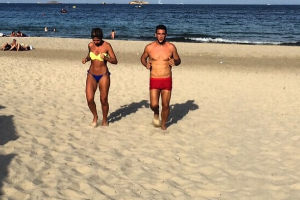 André Marques exibe barriga chapada e impressiona fãs