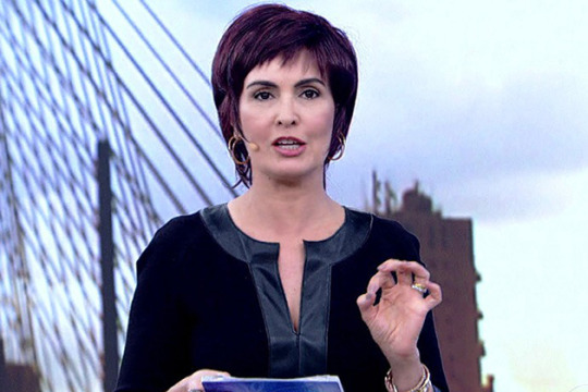 Fátima Bernardes aparece com cabelo curto e causa estranheza na TV