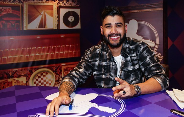 Tô Falando: Gusttavo Lima conta que agora bebe e come o que quer