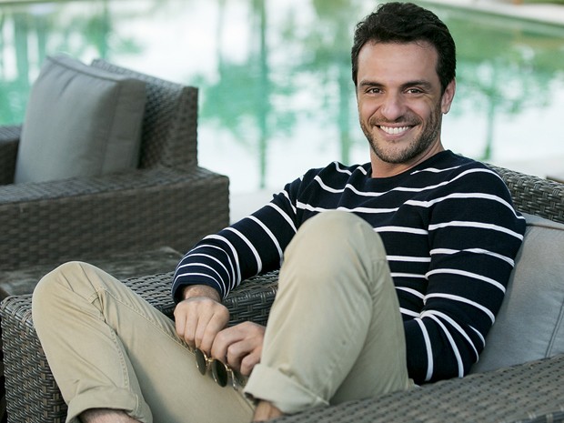 Mesmo casado, Rodrigo Lombardi tem vida de solteiro