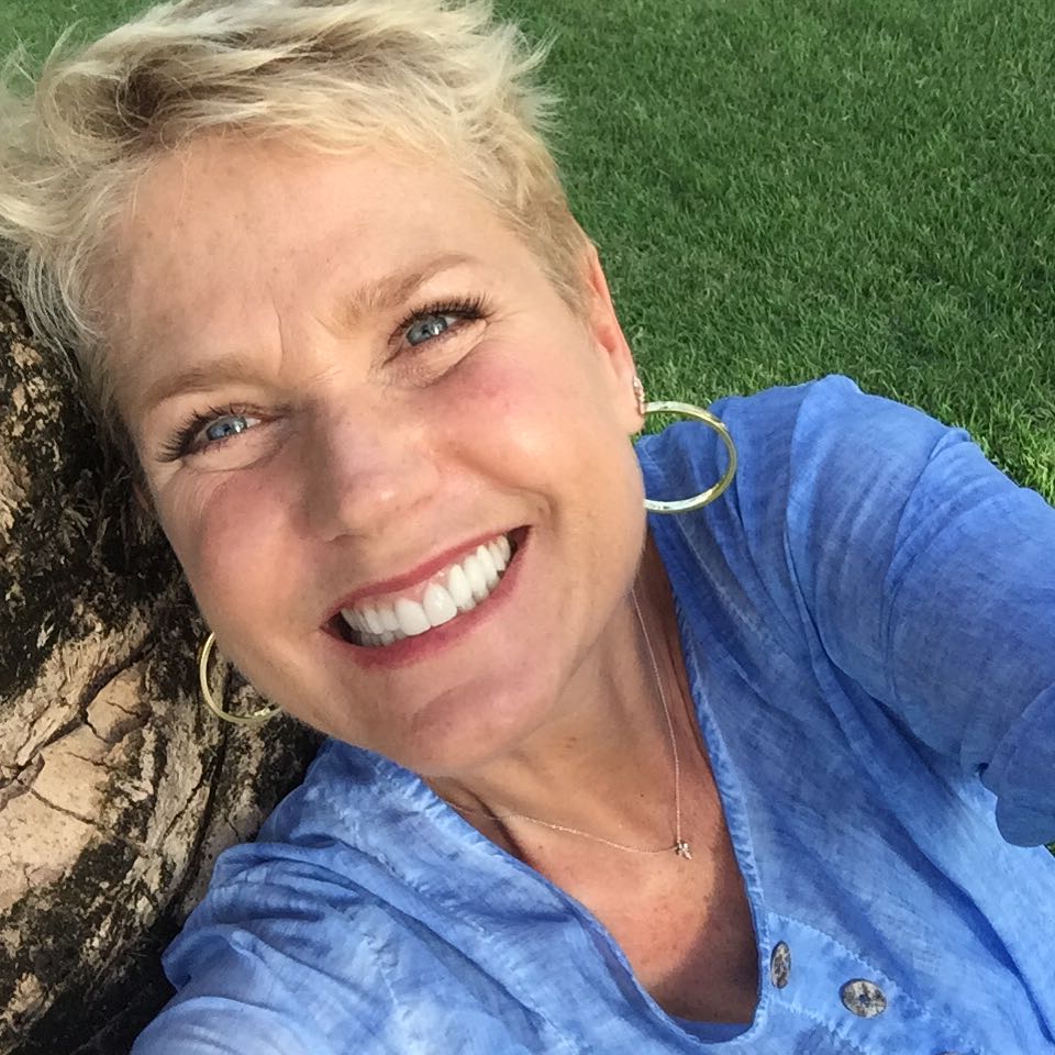 Xuxa leva tombo e exibe corpão nas redes sociais