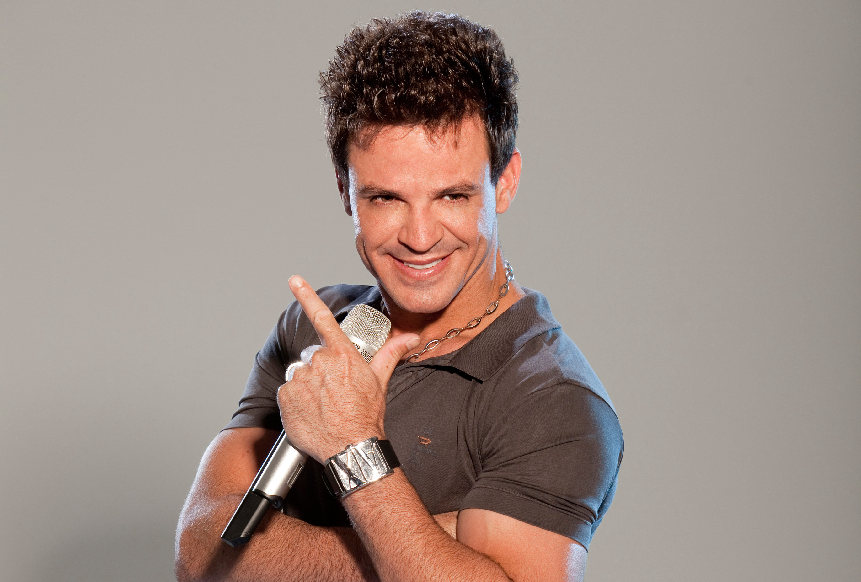 Tô Falando: Modelo é afastada de programa de TV por culpa de Eduardo Costa