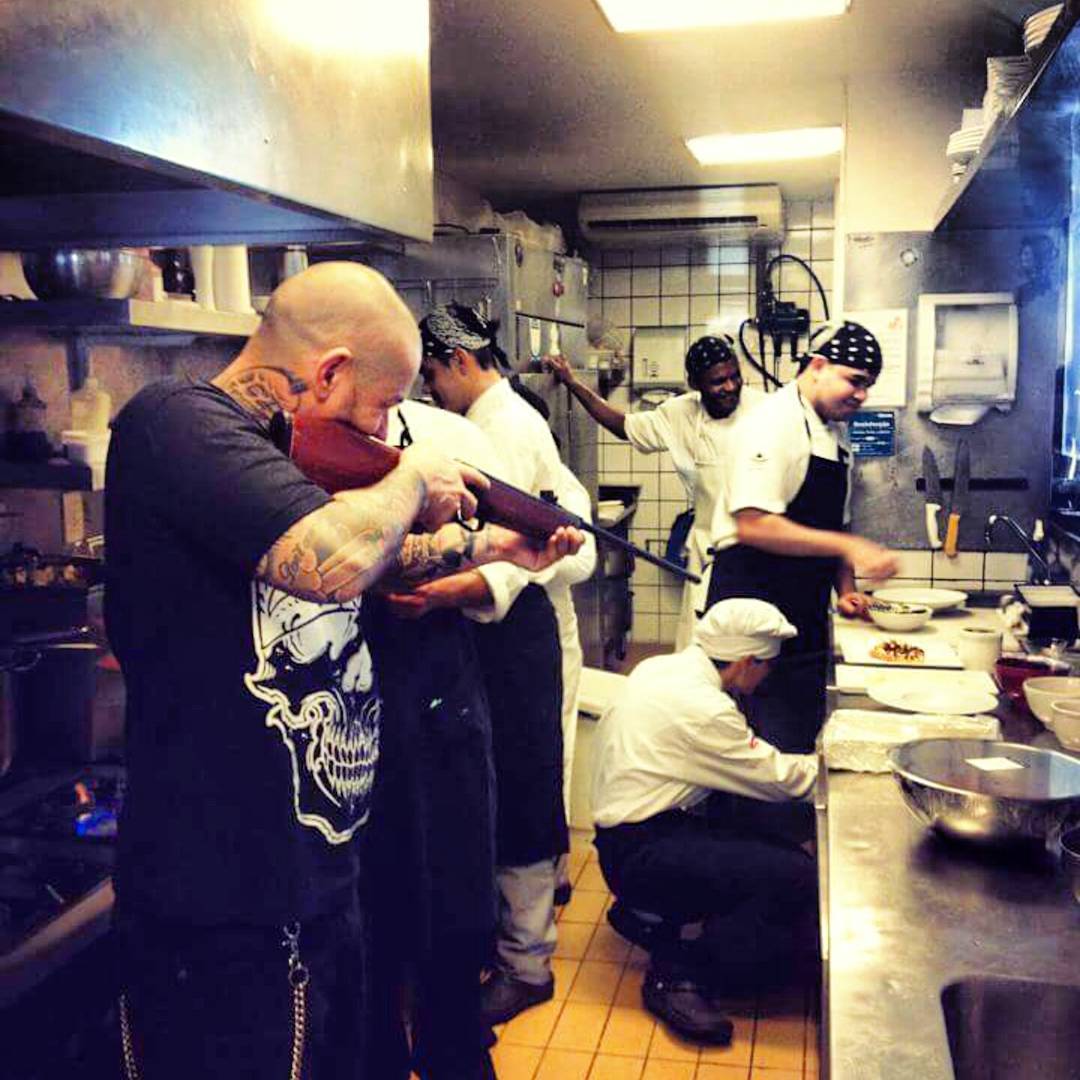 Jurado do “MasterChef” causa polêmica ao apontar arma para funcionários