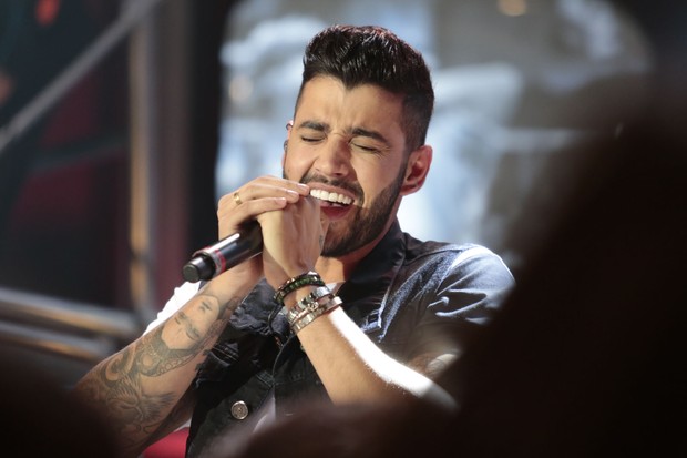 Tô Falando: Gusttavo Lima aparece em programa de TV sem aliança