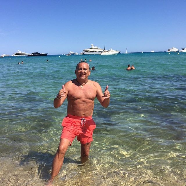 De folga, Galvão Bueno posa sem camisa em St. Tropez