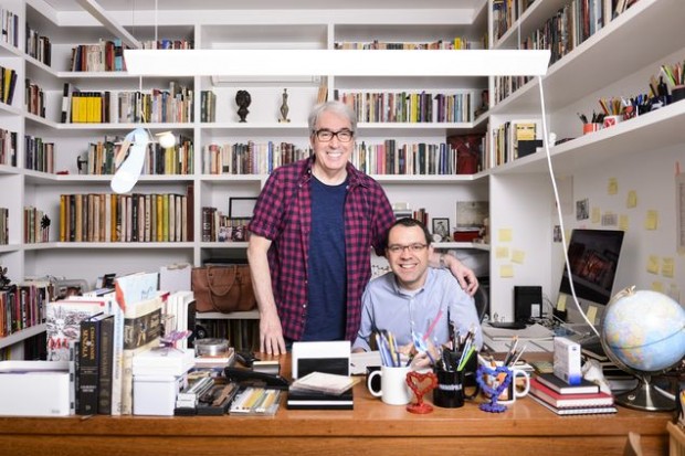 Alcides Nogueira (à esq.) e Mario Teixeira, autores de ‘I Love Paraisópolis’ (Ramon Vasconcelos/Divulgação)