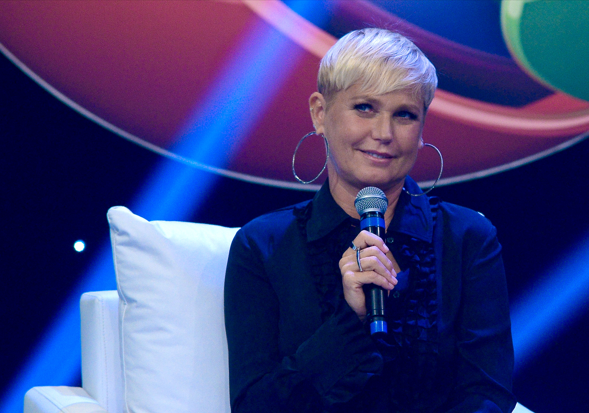Em festa de funcionário, Xuxa joga bolo na cara do aniversariante