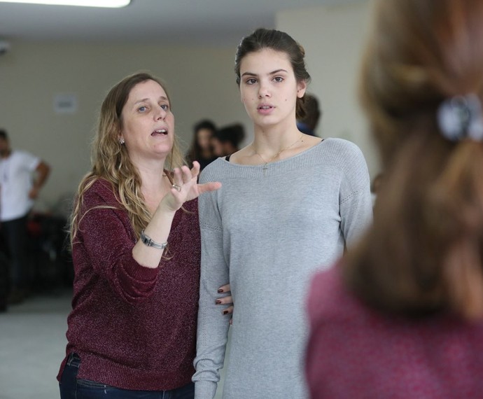 Camila Queiroz se emociona em gravação de enterro para “Verdades Secretas”