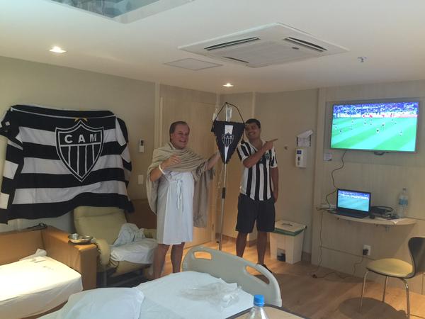 Chico Pinheiro aparece de camisolão no hospital