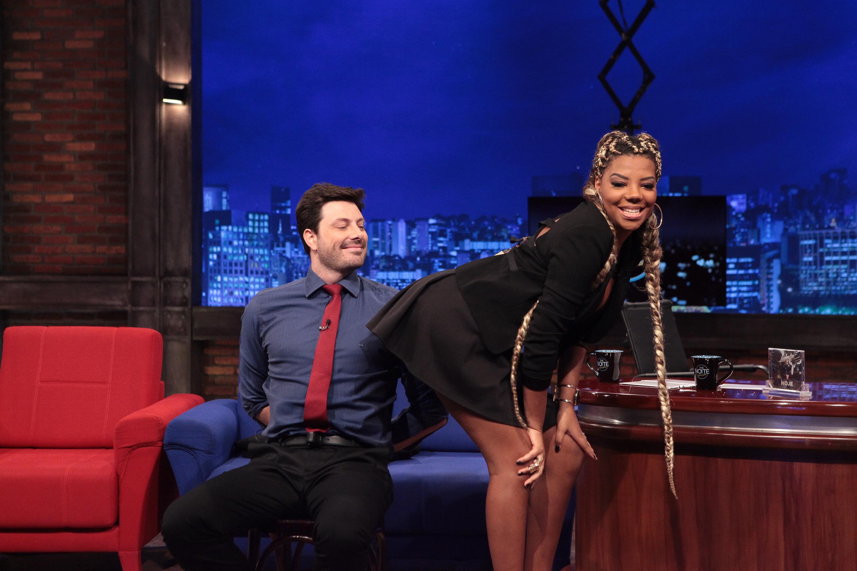 Ludmilla faz dança sensual para Danilo Gentili no “The Noite”
