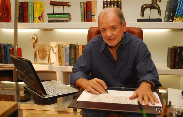 Marcílio Moraes entrega sinopse de novela para a Record
