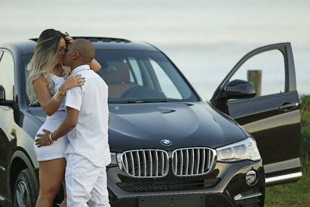 Nego do Borel e a namorada. Foto: Roberto Moreyra / Agência O Globo