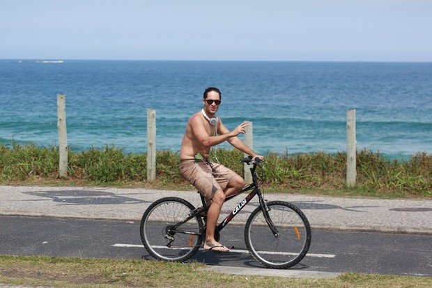 Ator de “Verdades Secretas” leva tombo de bicicleta no Rio de Janeiro
